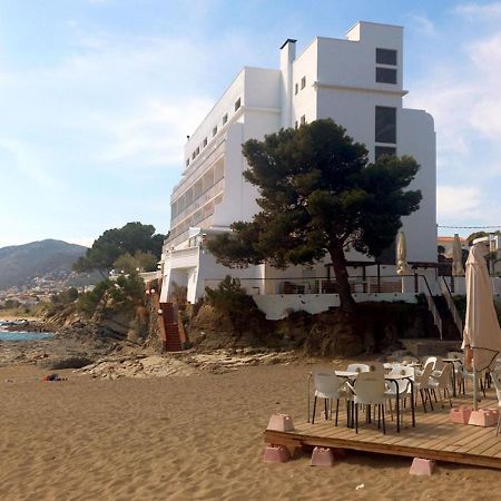 2-Bedroom Brand New Apartment Steps From The Beach Llançà Extérieur photo