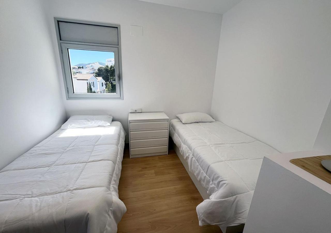 2-Bedroom Brand New Apartment Steps From The Beach Llançà Extérieur photo