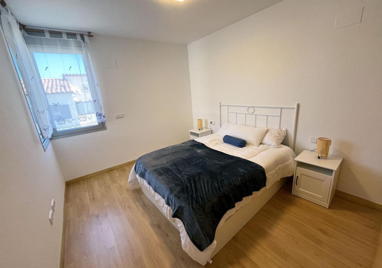2-Bedroom Brand New Apartment Steps From The Beach Llançà Extérieur photo