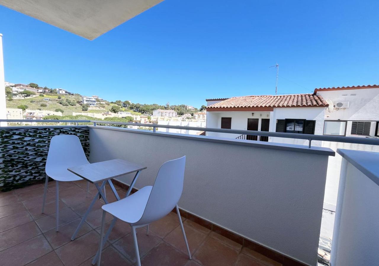 2-Bedroom Brand New Apartment Steps From The Beach Llançà Extérieur photo